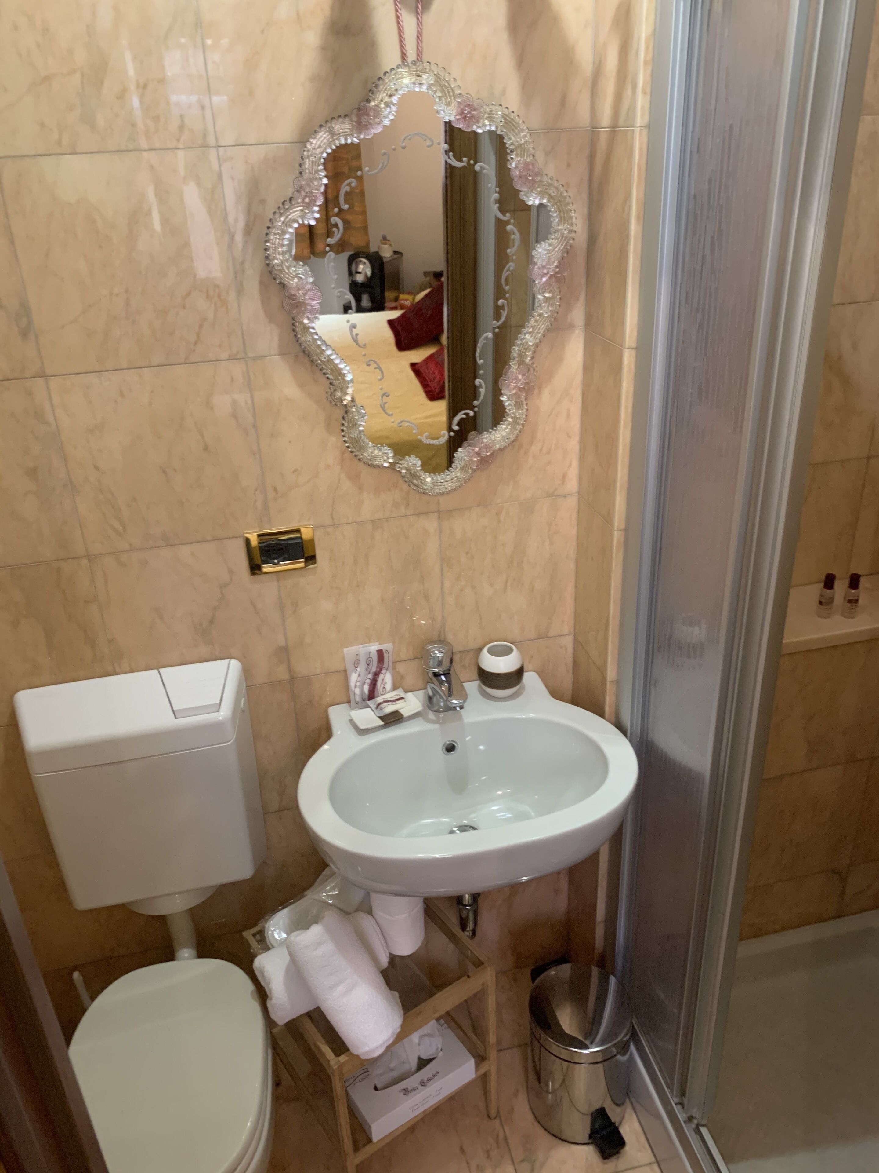Un baño con inodoro, lavamanos y ducha.