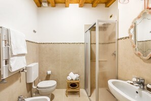 Dusche, Regendusche, kostenlose Toilettenartikel, Haartrockner