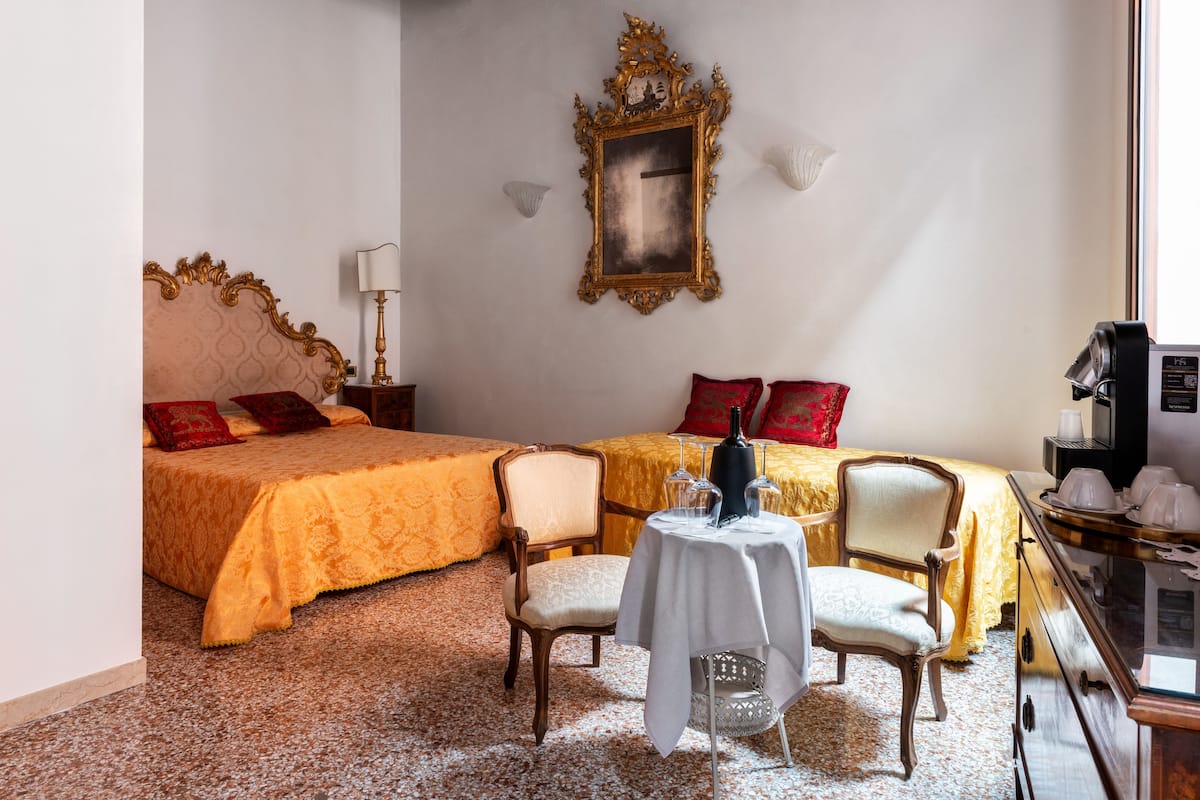 Luxury Townhome, Canal View | Egyptian cotton sheets, hypo-allergenic bedding, minibar, free WiFi
