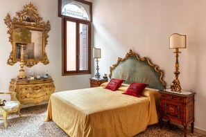 Egyptian cotton sheets, hypo-allergenic bedding, minibar, free WiFi