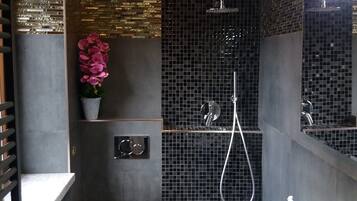 Tripla Executive, letti multipli, non fumatori, frigorifero | Bagno | Doccia, soffione a pioggia, asciugacapelli, bidet