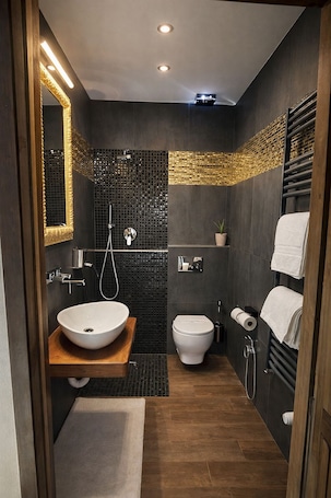 Exclusive Double Room, 1 King Bed | Bathroom | Shower, rainfall showerhead, eco-friendly toiletries, hair dryer. Ca' Elsa Bed & Breakfast