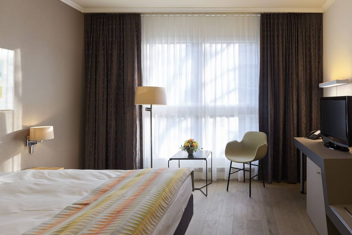 Minibar, safe på rommet, skrivebord og blendingsgardiner
