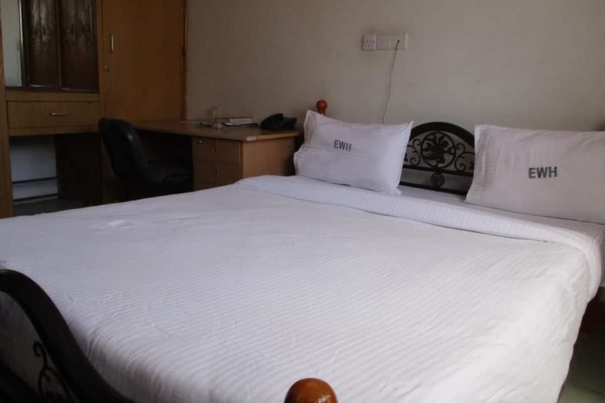 1 bedroom, Egyptian cotton sheets, premium bedding, memory-foam beds
