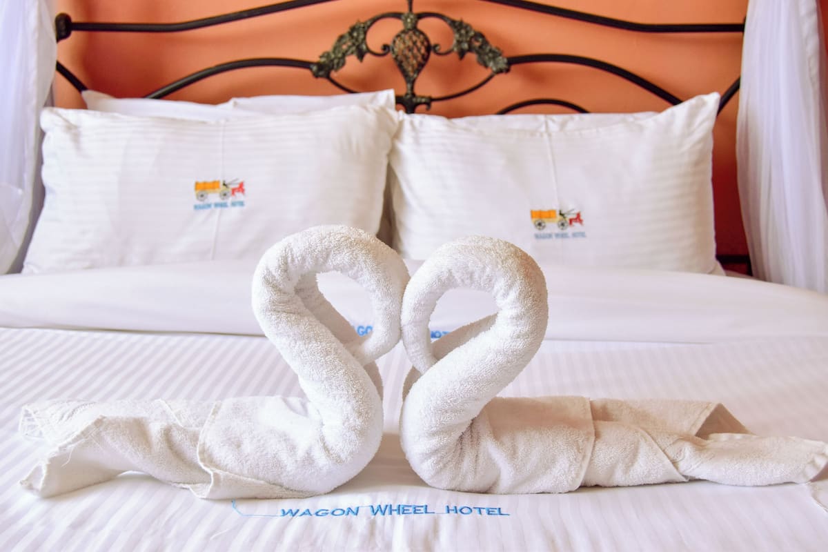 1 bedroom, Egyptian cotton sheets, premium bedding, memory-foam beds