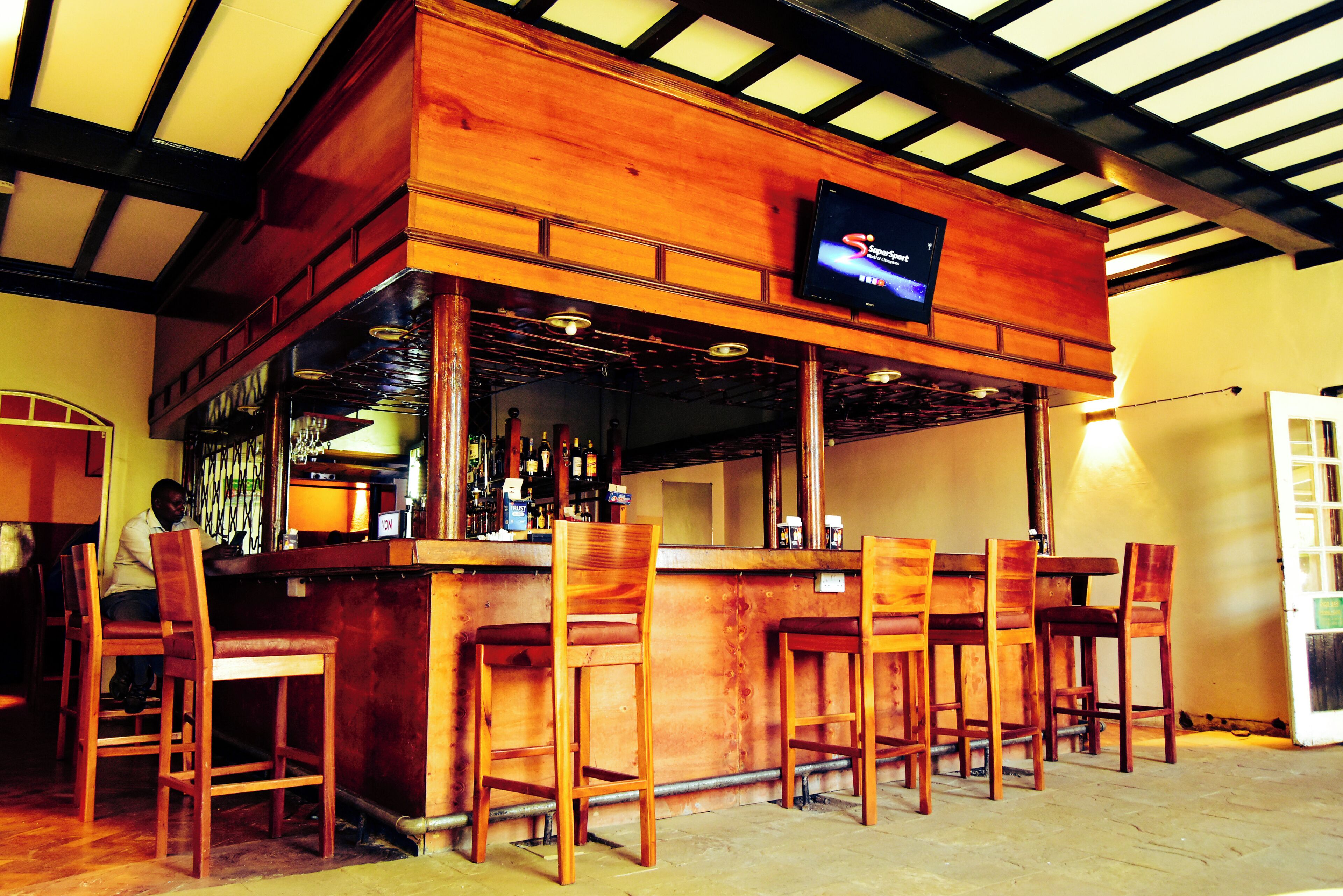 4 bars/lounges, cocktail bar, karaoke bar, sports bar