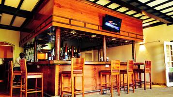 4 bares/lounges, bar de coquetéis, bar de karaokê, bar de esportes