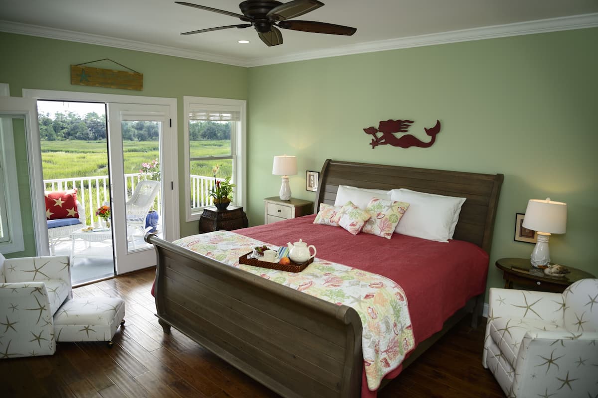 Decoración personalizada, muebles diferentes y cortinas blackout
