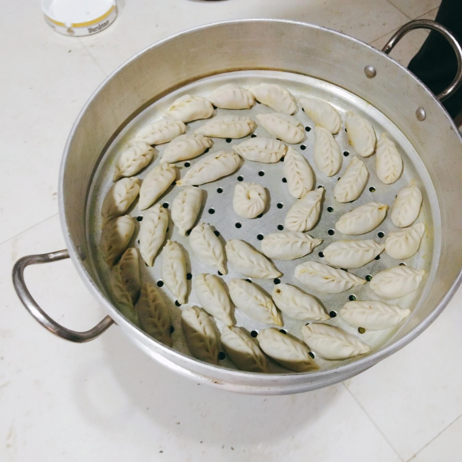 Una vaporera con albóndigas dispuestas en un círculo.