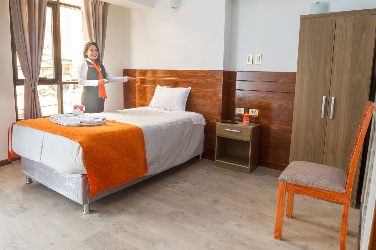 Iron/ironing board, free WiFi, bed sheets