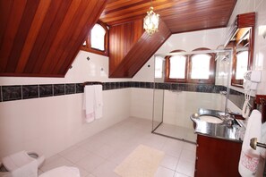 Standard-Vierbettzimmer, Mehrere Betten, Nichtraucher | Badezimmer | Dusche, kostenlose Toilettenartikel, Haartrockner, Bidet