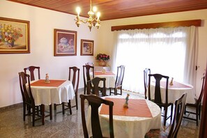 Café da manhã com buffet grátis todos os dias