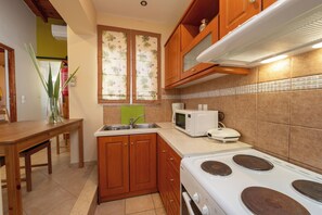 Basic Villa, Mountain View | Private kitchen | Full-sized fridge, microwave, oven, stovetop