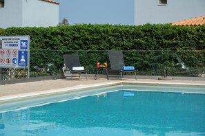 Piscine extérieure, parasols de plage, chaises longues