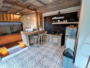 Réfrigérateur, micro-ondes, plaque de cuisson, grille-pain