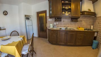 Refrigerador, microondas, parrilla de estufa y cafetera y tetera