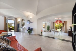 Smart TV, fireplace, DVD player