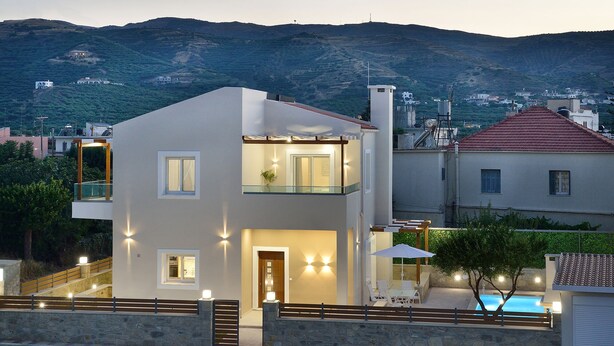 A modern two-story house with a balcony, a swimming pool, and a stone wall. - Villa Despina in Kissamos (Kissamos)