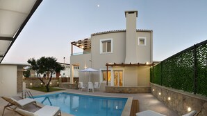 A modern house with a swimming pool, outdoor seating, and a pergola. - Villa Despina in Kissamos (Kissamos)