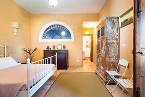 6 slaapkamers, een strijkplank/strijkijzer, gratis wifi, beddengoed