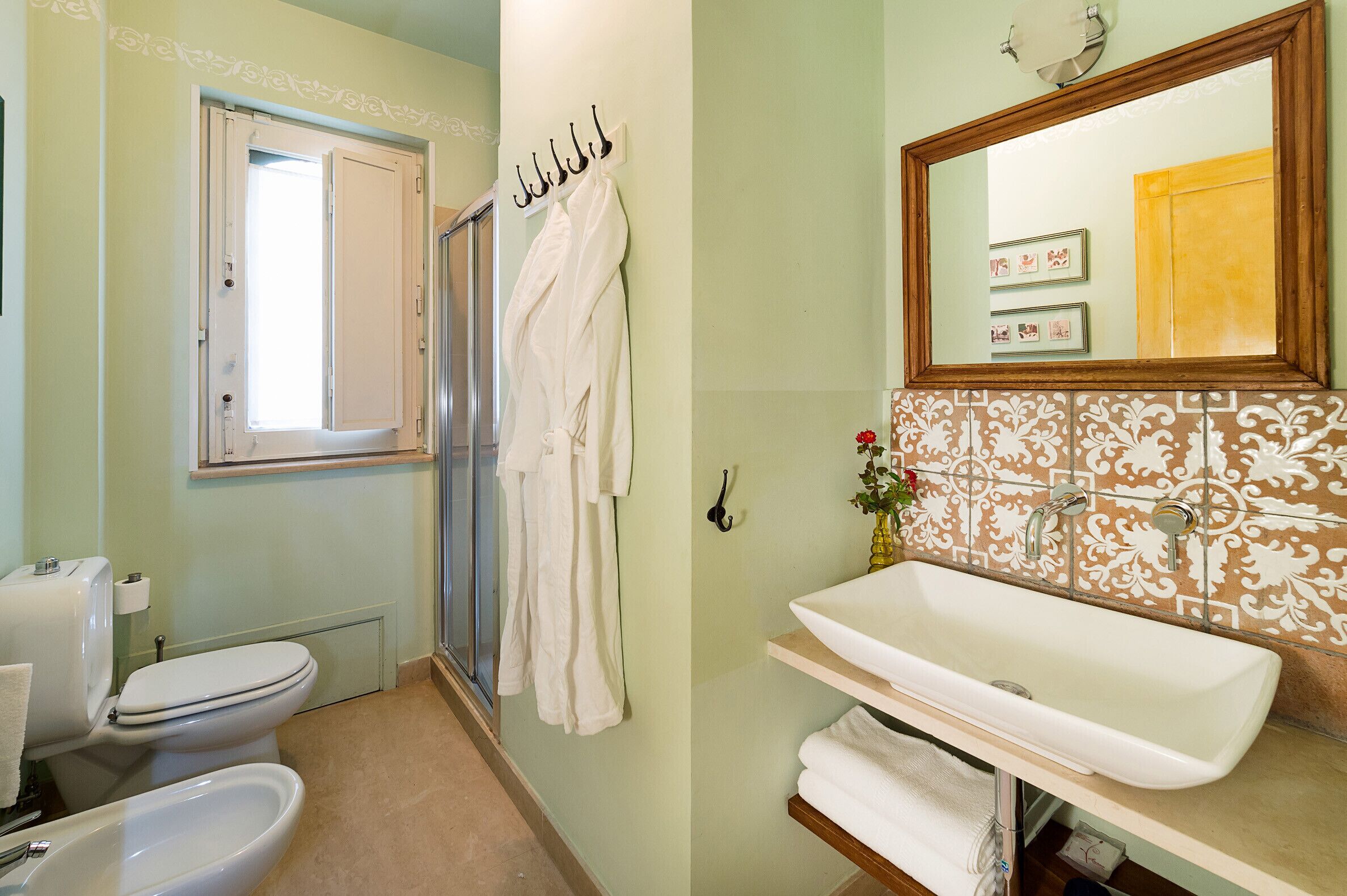 Badewanne, Haartrockner, Handtücher