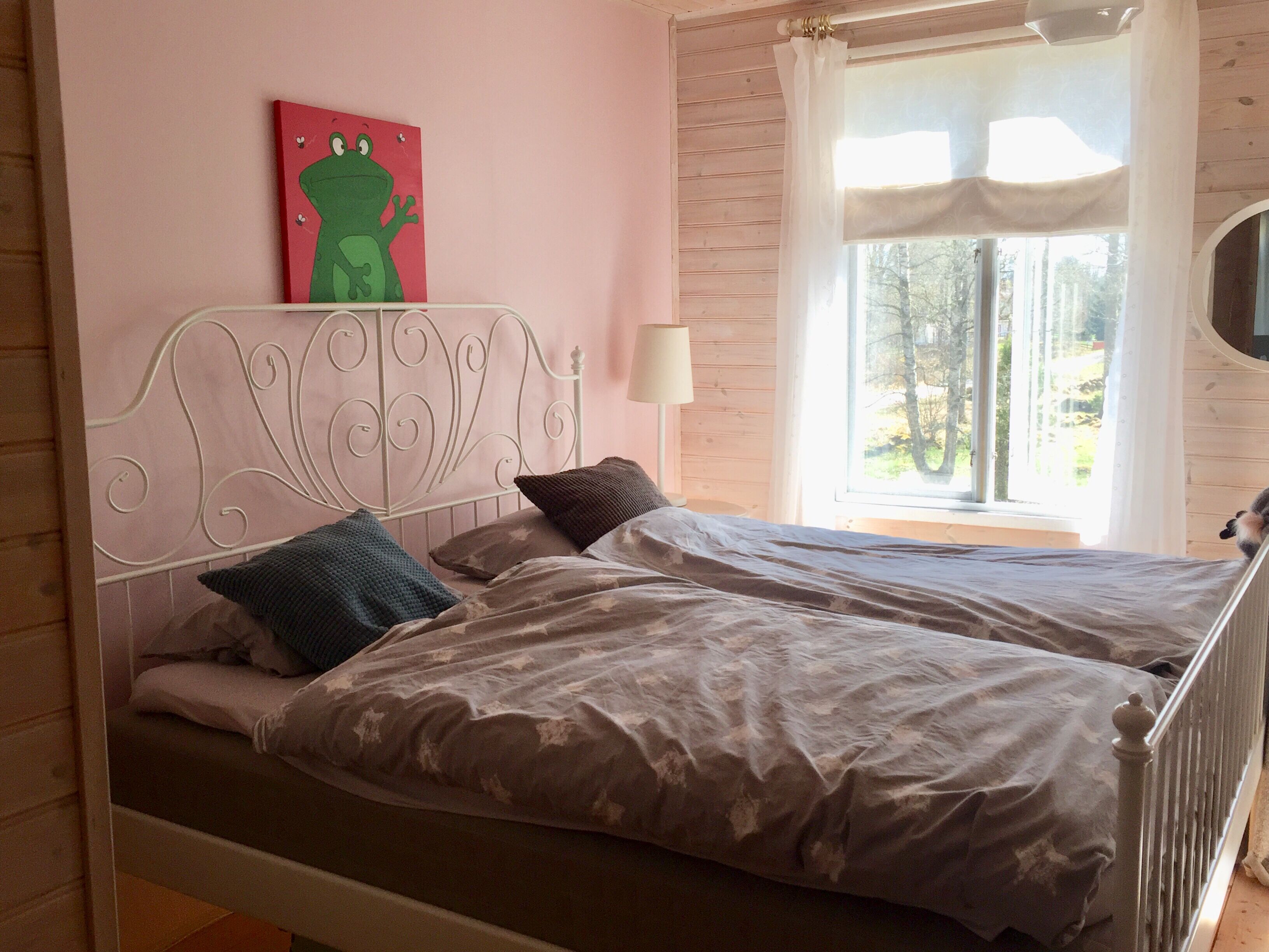 2 bedrooms, iron/ironing board, WiFi