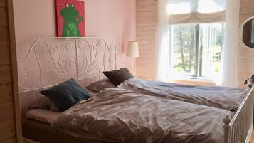2 bedrooms, iron/ironing board, WiFi