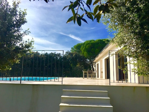 Hübsche neue klimatisierte Villa mit beheiztem Pool in der Kampagne der UZES