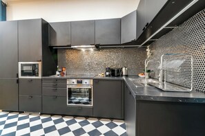 Fridge, microwave, oven, stovetop - Sweett | Villa Montorgueil (Paris)