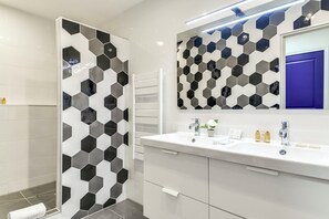 Douche, séchoir à cheveux, serviettes fournies