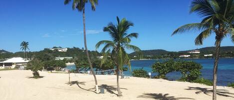 På stranden, solstolar och strandhanddukar