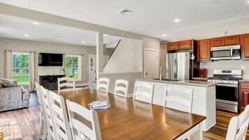 Réfrigérateur, micro-ondes, plaque de cuisson, lave-vaisselle