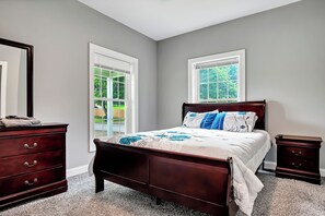 6 bedrooms, iron/ironing board, WiFi, bed sheets