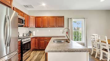 Réfrigérateur, micro-ondes, plaque de cuisson, lave-vaisselle