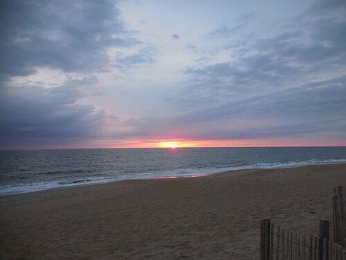 Oceanside, beach views, steps to beach, hot tub ,pool ,pet friendly