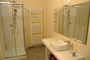 Separate tub and shower, deep soaking tub, hair dryer, bathrobes - Villa Le Rose (Cavour)