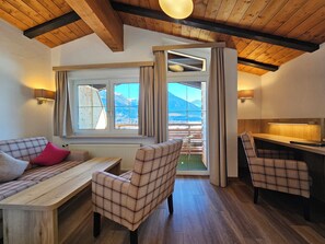 Apartemen Grand, 2 kamar tidur, balkon, pemandangan gunung (6 Adults) | Area keluarga | TV layar datar