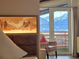 Comfort Twin Room, 2 Twin Beds, Balcony, Mountain View | Minibar, in-room safe, blackout drapes, soundproofing