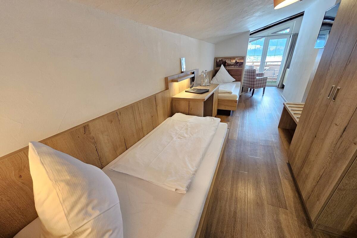 Tomannsrom – comfort, 2 enkeltsenger, balkong, fjellutsikt | Minibar, safe på rommet, blendingsgardiner og lydisolert