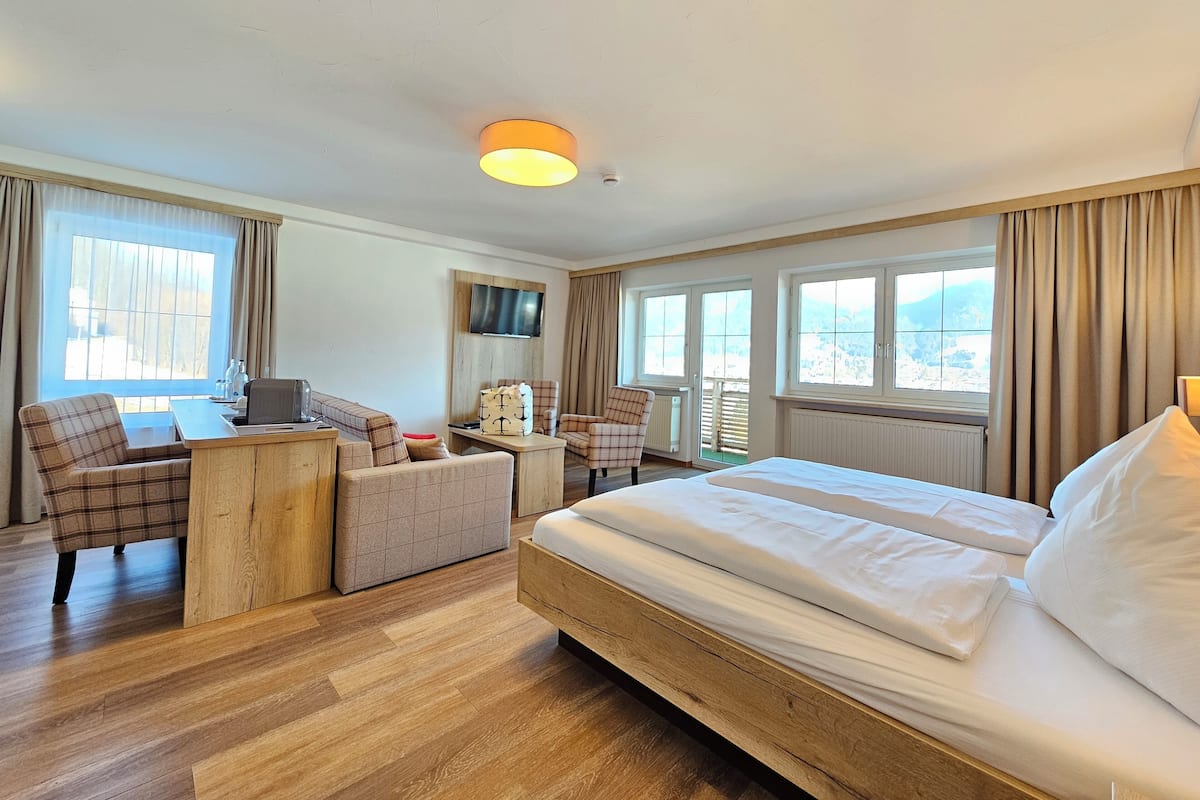 Leilighet – grand, 1 queensize-seng med sovesofa, balkong, fjellutsikt | Minibar, safe på rommet, blendingsgardiner og lydisolert