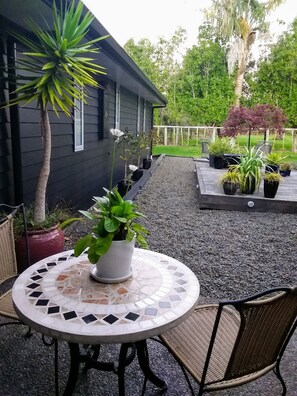 1 Sapphire King-Bed Room | Courtyard - Karapiro Willows Luxury B & B (Karapiro)