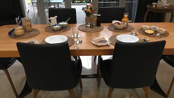 Sudah termasuk sarapan masakan setempat setiap hari