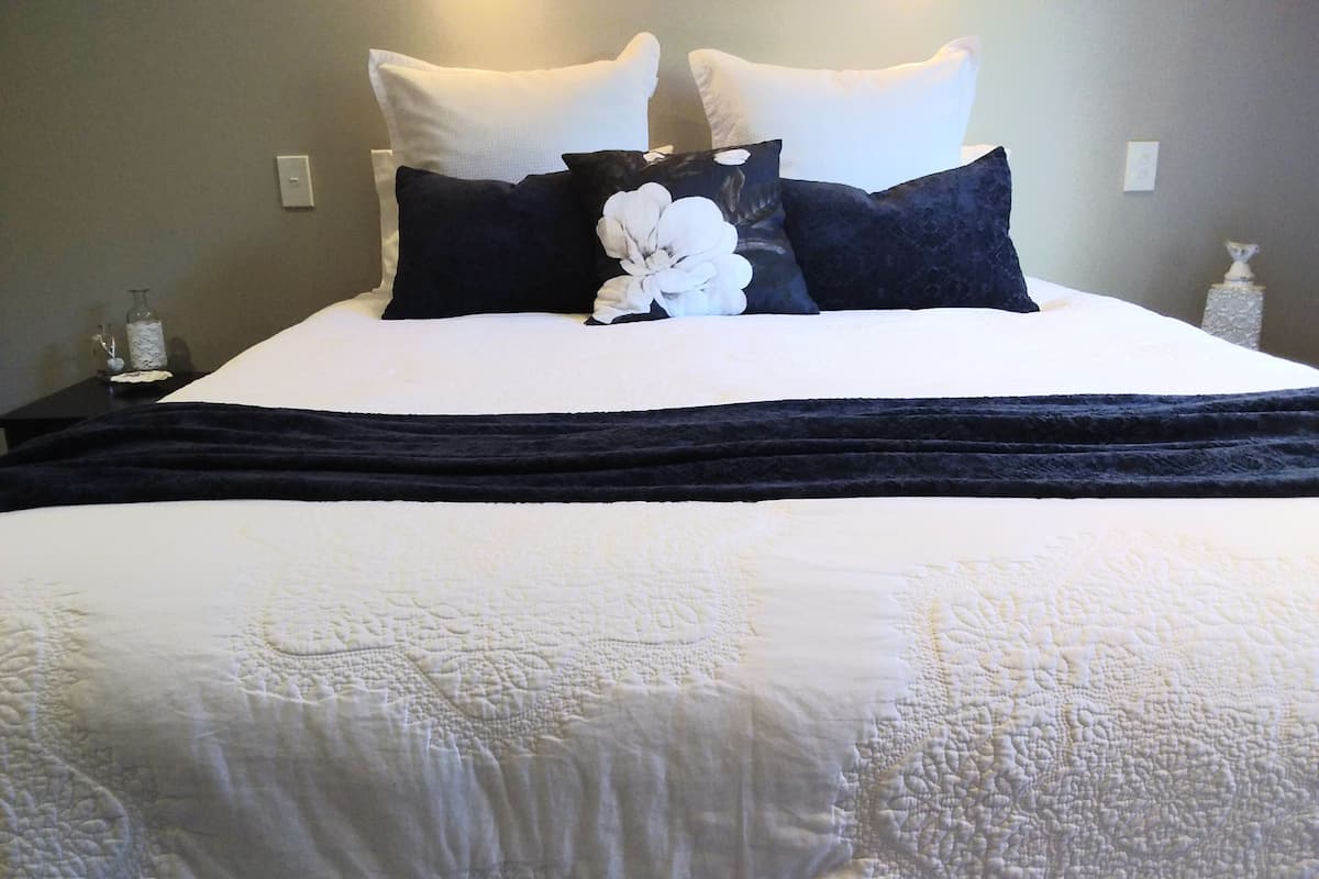 1 Sapphire King-Bed Room