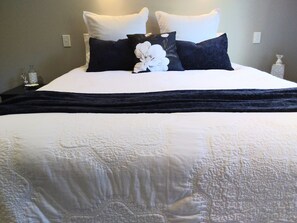 1 Sapphire King-Bed Room