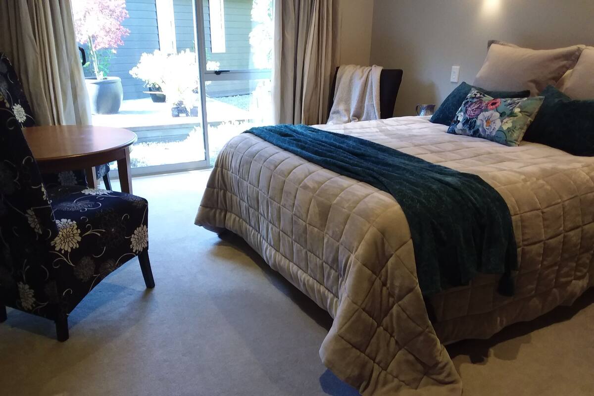 特級雙人房, 1 張加大雙人床 (Emerald Queen Bedroom) | 高級寢具、特厚豪華床墊、遮光窗簾/窗簾、隔音