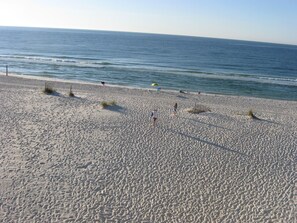 On the beach - JULY 4 WEEK OPEN!  SUNDIAL-ON THE BEACH, 3/2, POOL. LESS CROWDED AREA OF BEACH. (Gulf Shores)