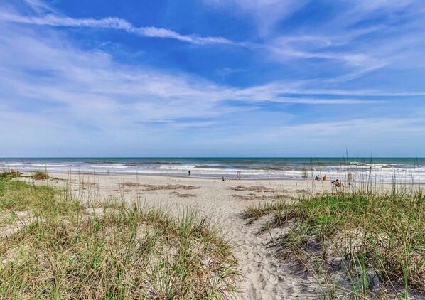 På stranden, liggestole, parasoller, badehåndklæder
