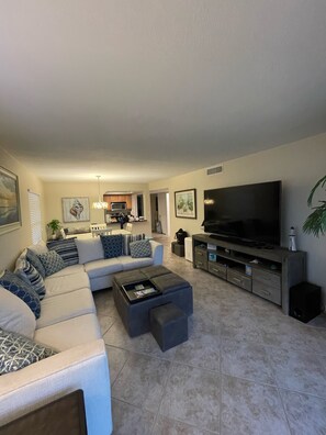 Smart-tv, dvd-afspiller, musikbibliotek, videobibliotek