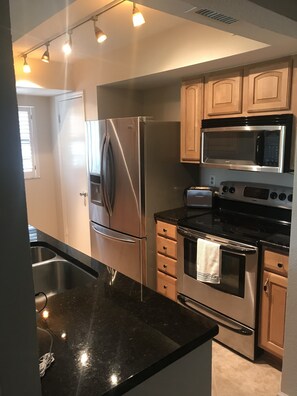 Køleskab, mikrobølgeovn, ovn, kogeplade