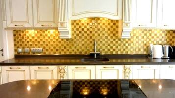 Geladeira, micro-ondas, fogão, lava-louças